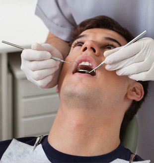 Clínica Dental Mateo Sánchez hombre en tratamiento 